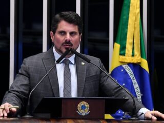 Senador reclama de salário de quase R$ 34 mil e mostra saldo negativo