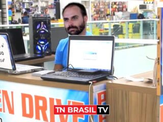 Após aparecer em jogo da seleção, Eduardo Bolsonaro diz que foi ao Catar entregar pen drive sobre 'situação do Brasi