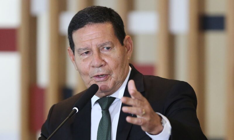 Mourão propõe PL para anistiar condenados do 8 de janeiro