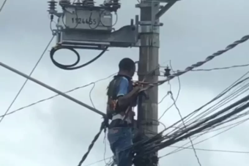 MILAGRE!! Homem recebe descarga em poste, pega fogo, e SOBREVIVE