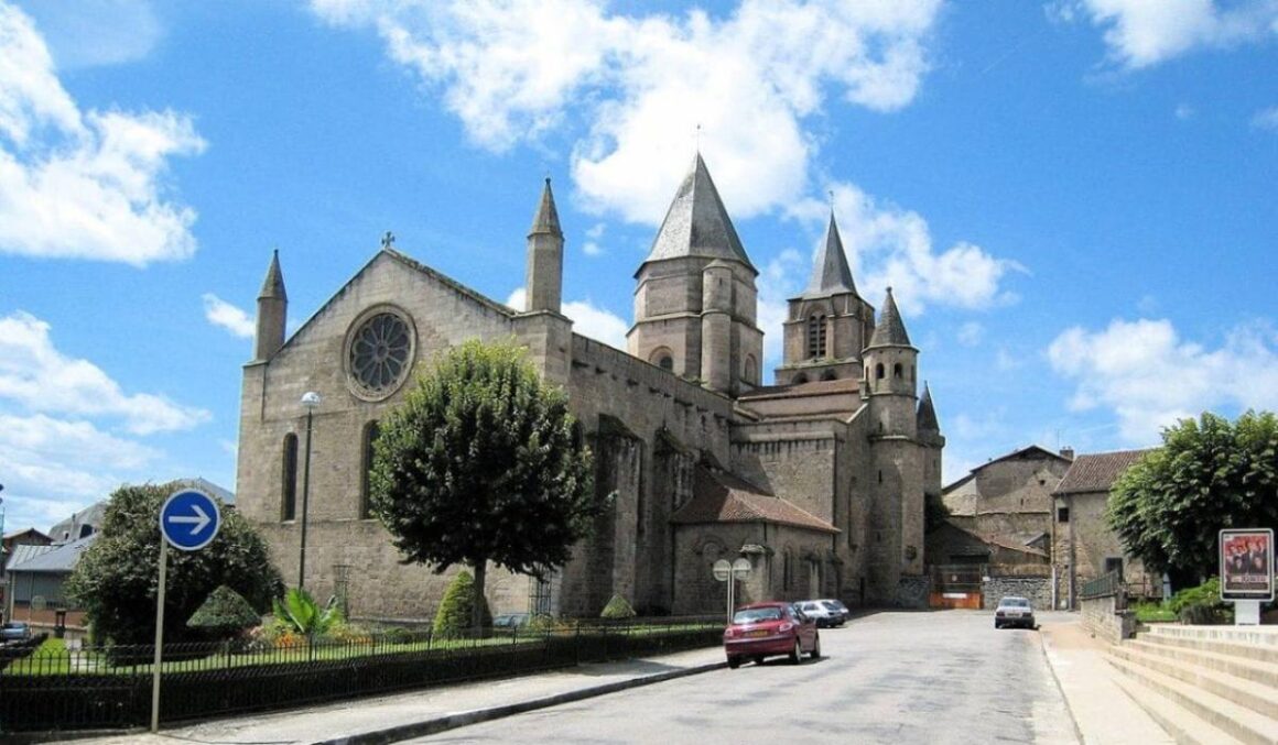 Igreja Católica suspende padre italiano após ele confessar crimes sexuais contra menores no Brasil