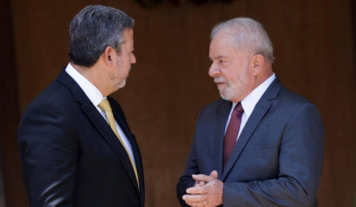 Lira se propõe a entregar faixa presidencial para Lula no lugar de Bolsonaro