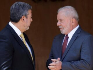 Lira se propõe a entregar faixa presidencial para Lula no lugar de Bolsonaro