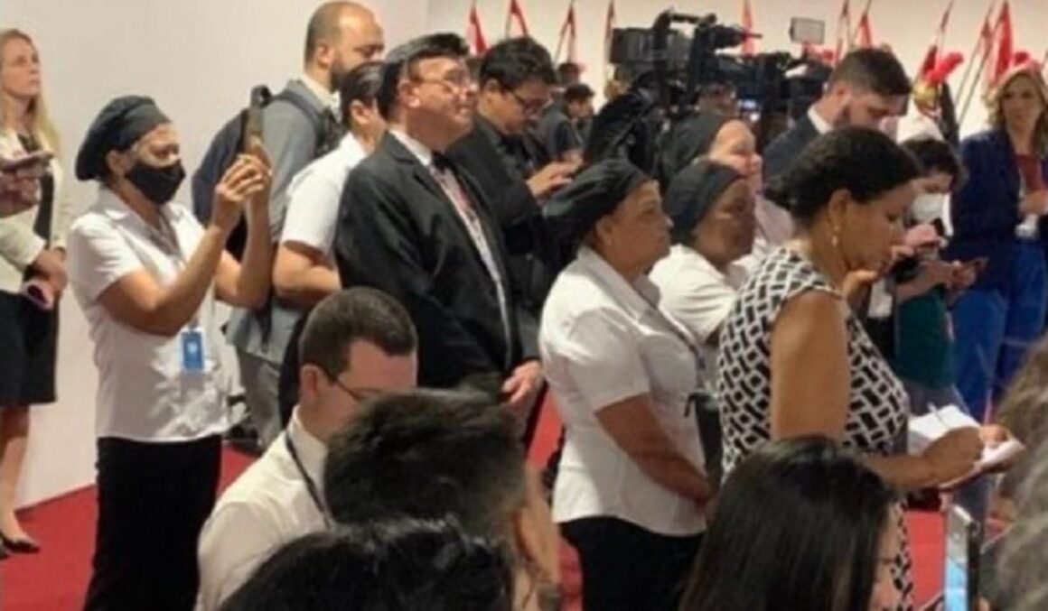 Funcionários da cozinha e limpeza do TSE param trabalho para ver diplomação de Lula