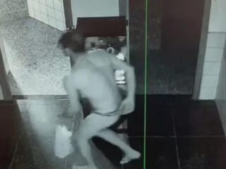 VÍDEO: Homem usando calcinha furta uma escola no Lago Norte, em Brasília