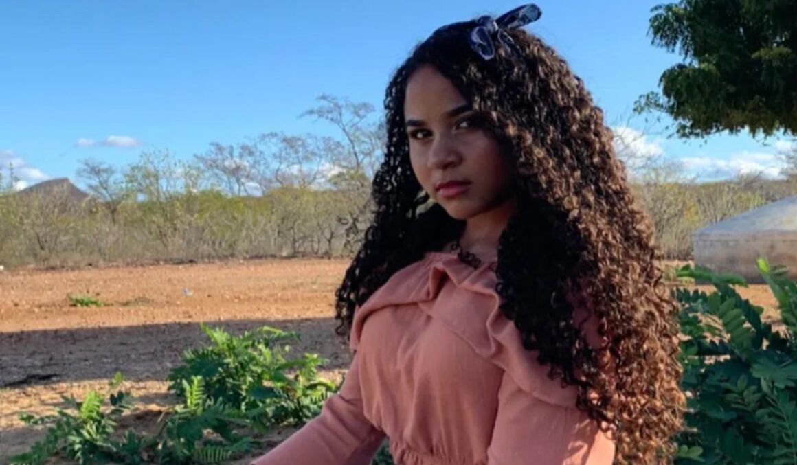 Cantora de 15 anos é encontrada após "sumir" em shopping