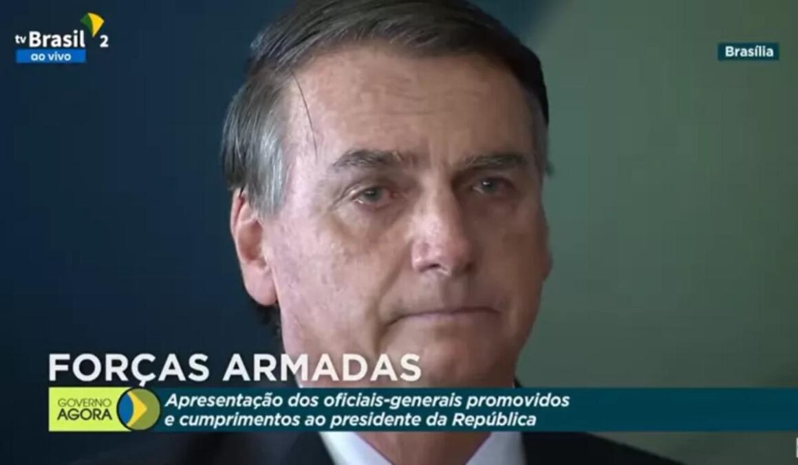 Ao lado de Michelle, Bolsonaro chora em evento militar, mas não discursa