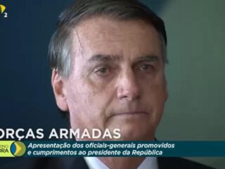 Ao lado de Michelle, Bolsonaro chora em evento militar, mas não discursa