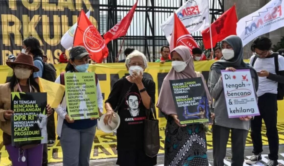 Sexo fora do casamento é criminalizado na Indonésia; pena é de até um ano