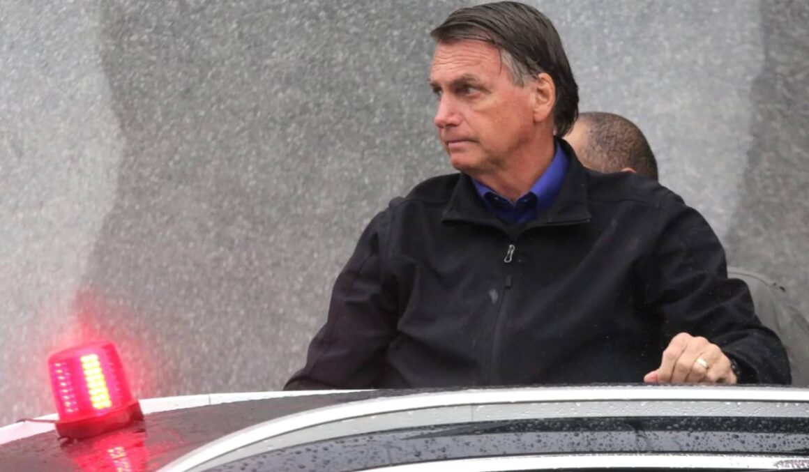 Randolfe representa contra Bolsonaro no TCU e diz que ele ficará inelegível