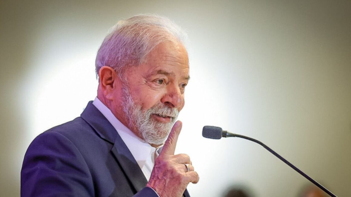 Lula posta 'Tá na hora do Jair já ir embora', mas volta atrás e apaga