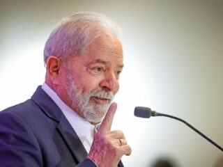 Lula posta 'Tá na hora do Jair já ir embora', mas volta atrás e apaga