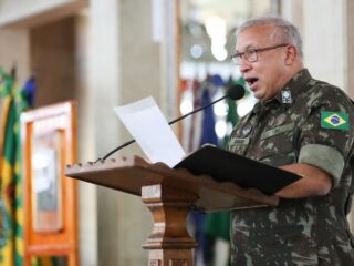 Presidente Lula demite o general Júlio César de Arruda do comando do Exército