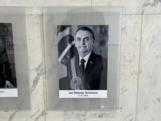 Foto de Bolsonaro no Planalto é atualizada para preto e branco