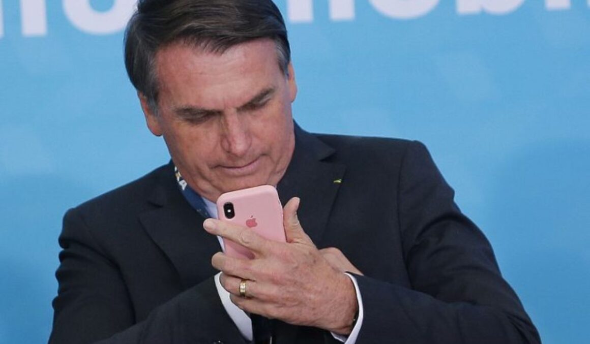 'Governo Bolsonaro anuncia': ex-presidente faz post como se estivesse em exercício