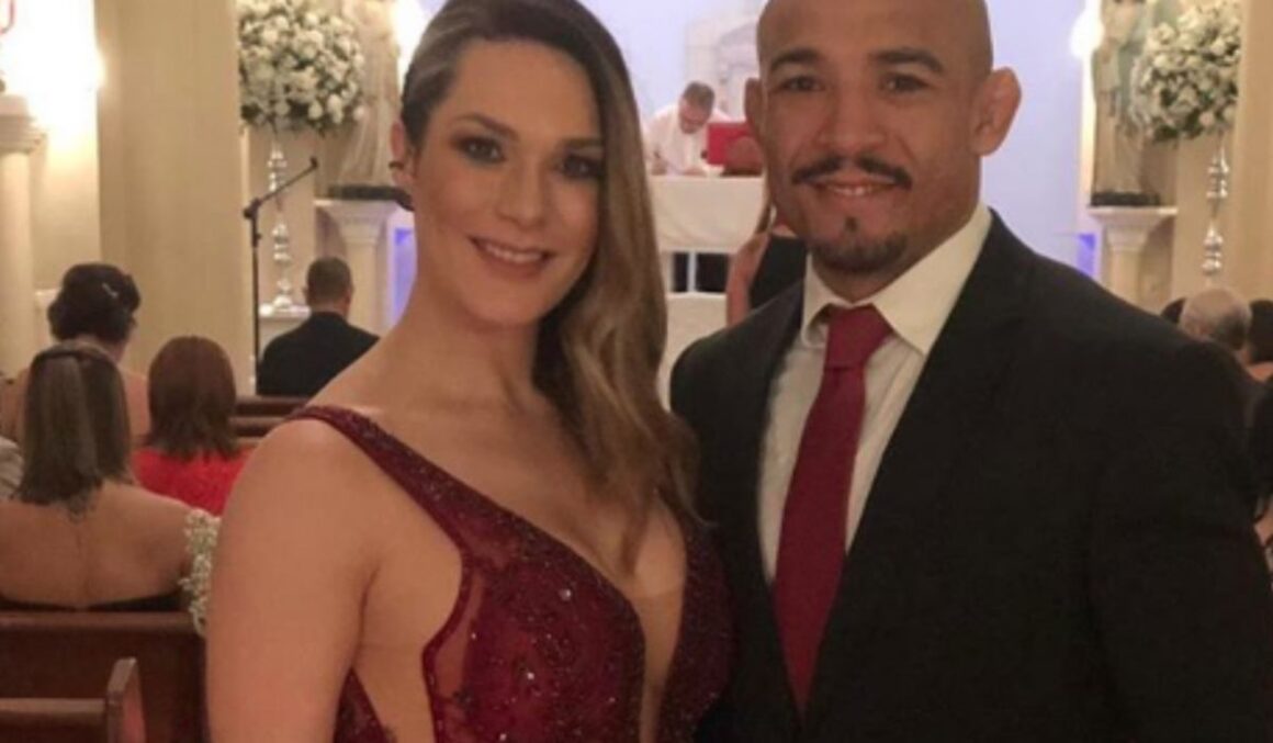 Dona da mansão onde Bolsonaro está hospedado nos EUA recebeu Auxílio Emergencial