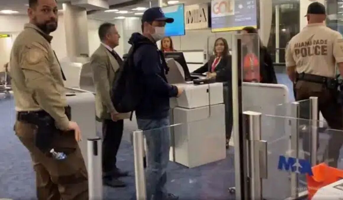 Anderson Torres chega em Brasília e é preso pela PF
