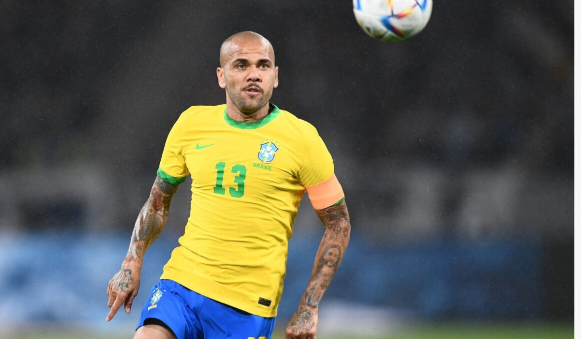 Acusado de assédio sexual, Daniel Alves é detido na Espanha