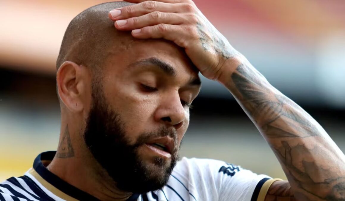 Acusado de estupro, Daniel Alves muda versão em depoimento e se contradiz