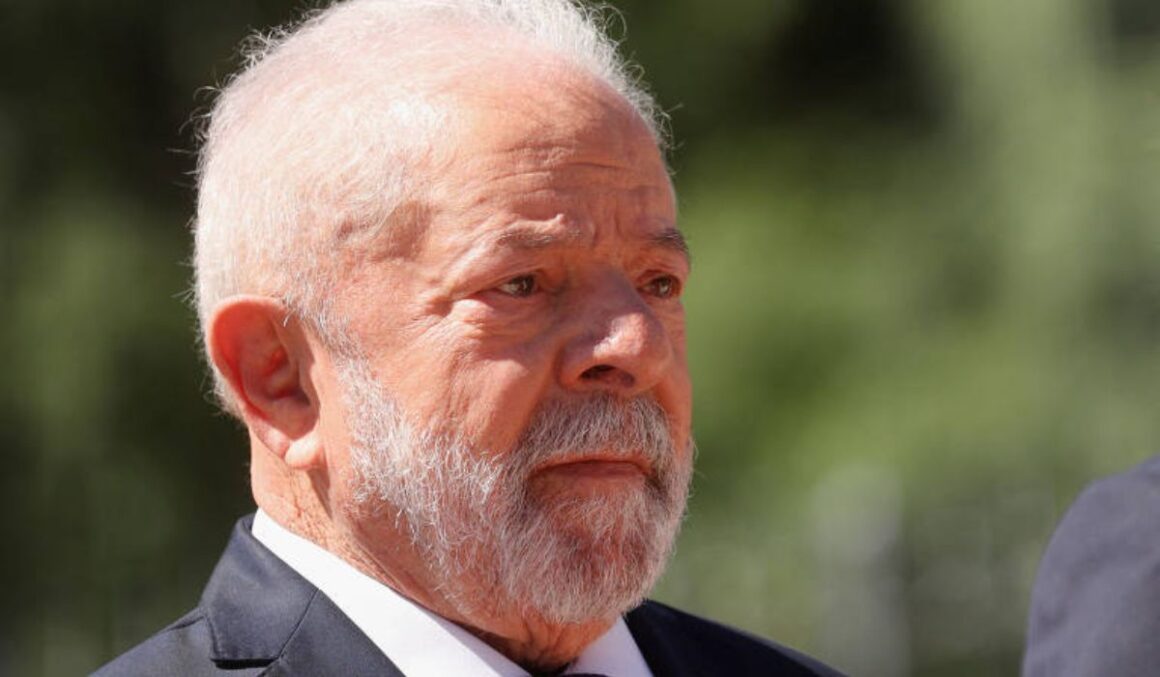 Lula encerra primeiro mês de governo com 52% de aprovação, diz pesquisa