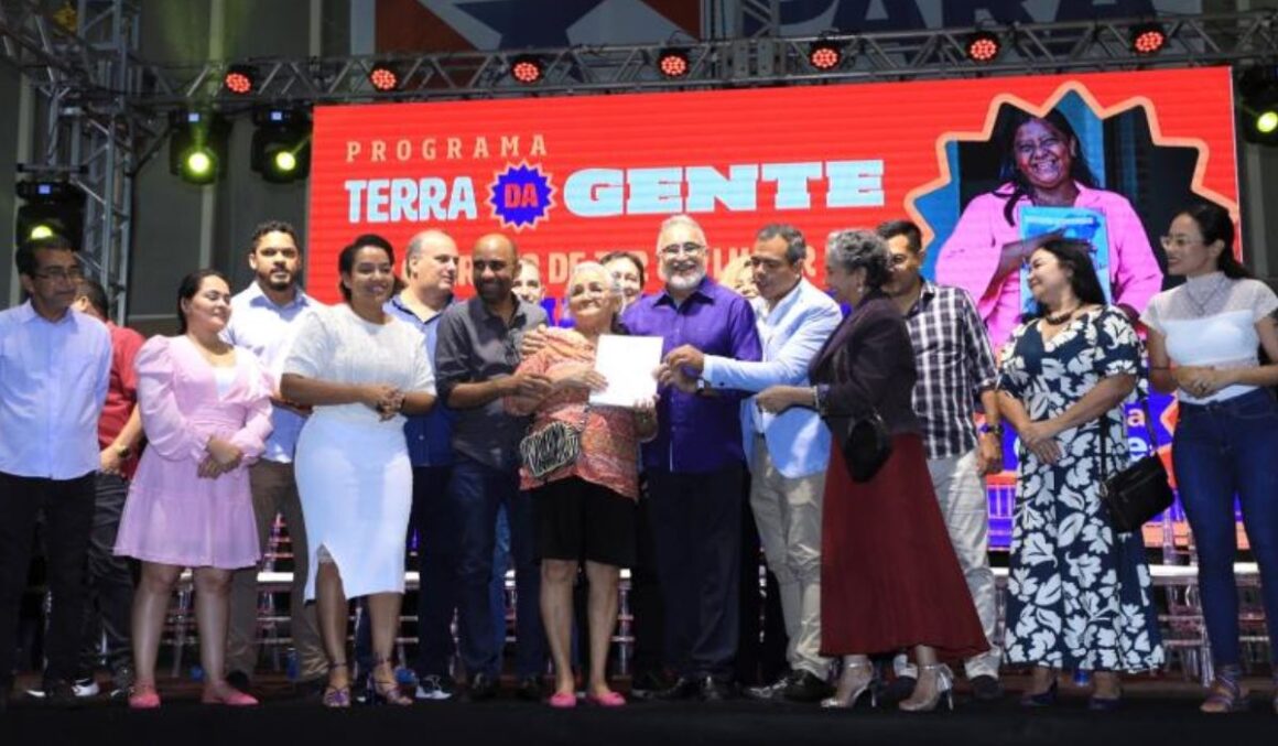 Prefeito Edmilson Rodrigues entrega 300 títulos definitivos de imóveis a moradores do Jurunas