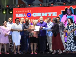 Prefeito Edmilson Rodrigues entrega 300 títulos definitivos de imóveis a moradores do Jurunas