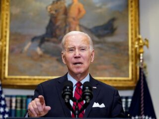 Joe Biden assina lei para banir TikTok dos EUA