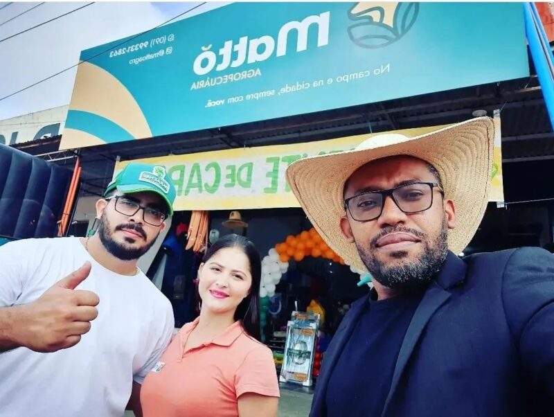 Eu, Taciano Cassimiro com o casal Everton Patrick e Patrícia Negrão na comemoração de 1 anos da loja / Foto: TC