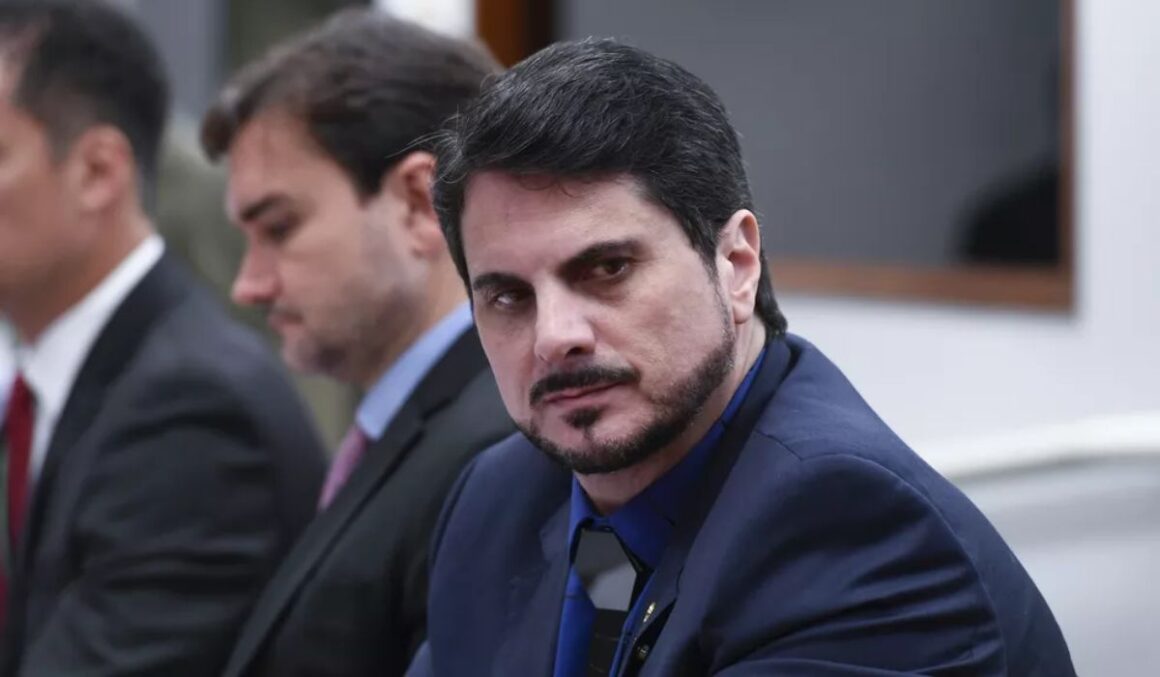 Marcos do Val renuncia e diz que Bolsonaro tentou coagi-lo a dar um golpe