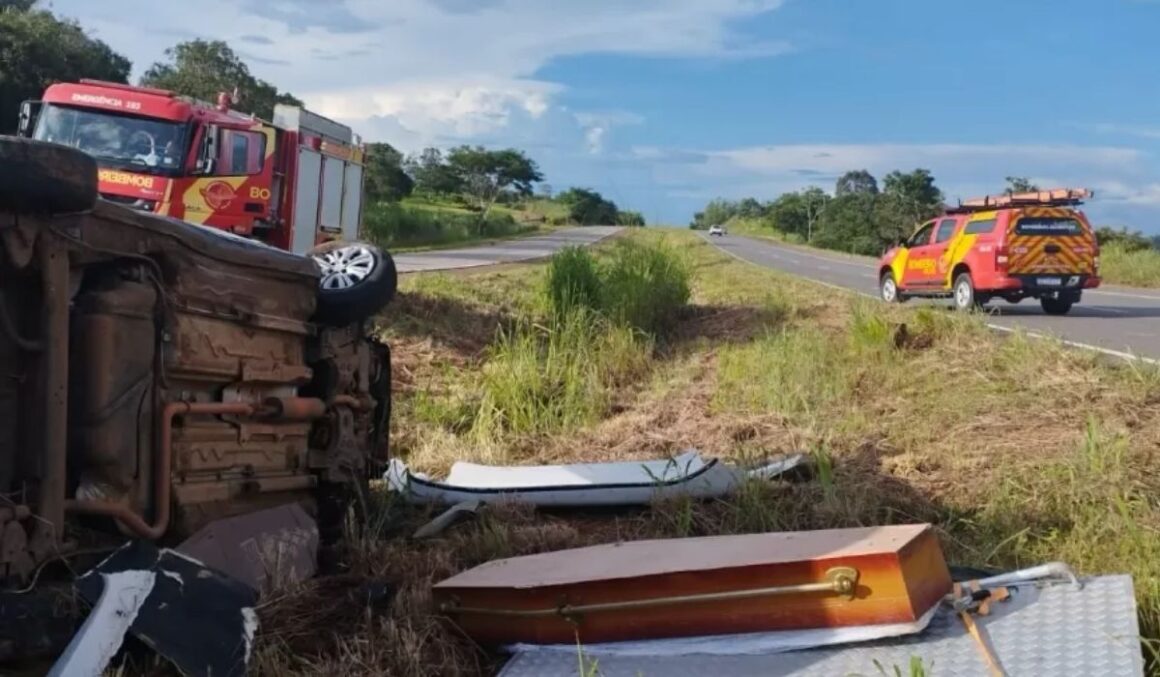 Carro funerário capota, corpo fica exposto em rodovia e motorista morre