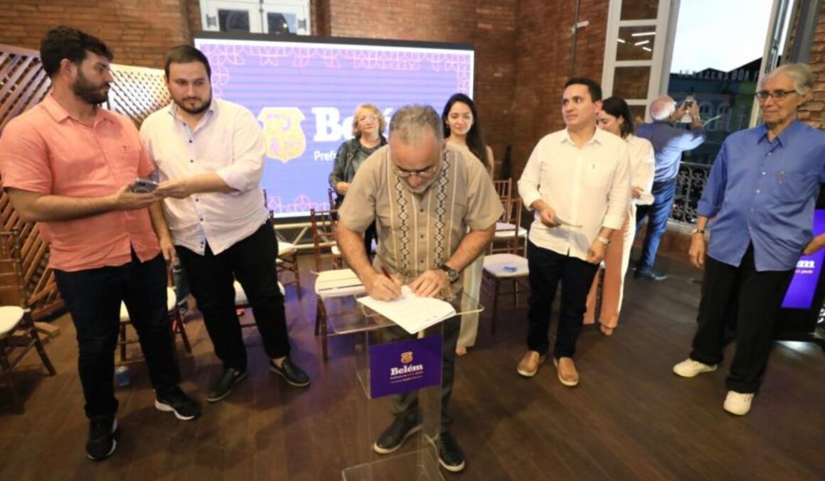 Prefeito Edmilson Rodrigues assina a lei que cria a Secretaria Municipal de Turismo para desenvolver o setor