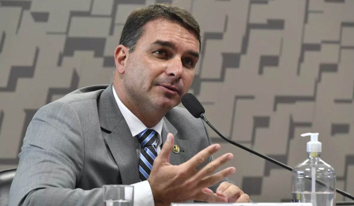Flávio Bolsonaro diz ser vítima da Receita Federal e de Lula