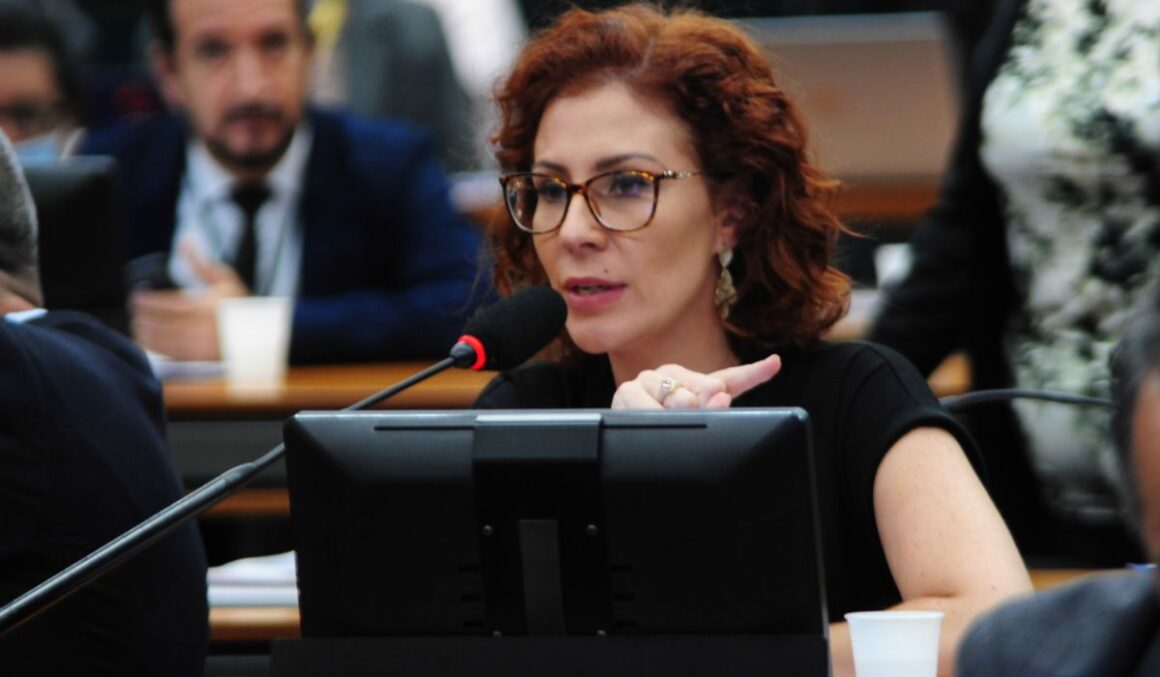 Zambelli é alvo de busca e apreensão pela PF