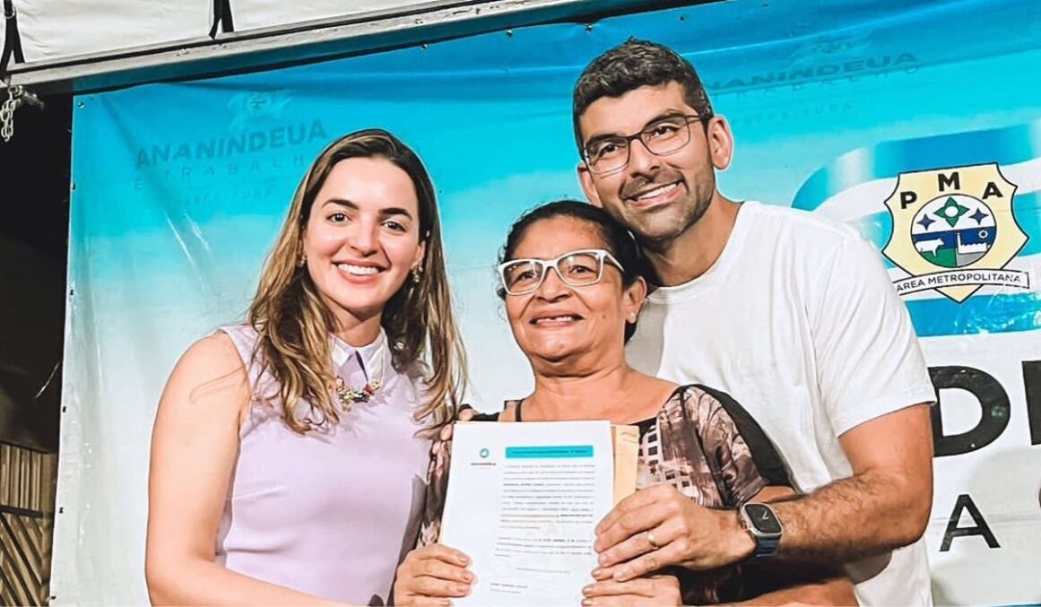 Prefeito Dr. Daniel Santos entrega títulos de propriedade no conjunto Antônio Queiroz