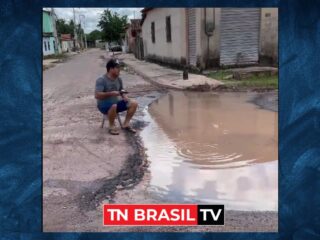 Professor de Tailândia encontrou uma forma inusitada "anzol e lama" para criticar e cobrar a gestão municipal