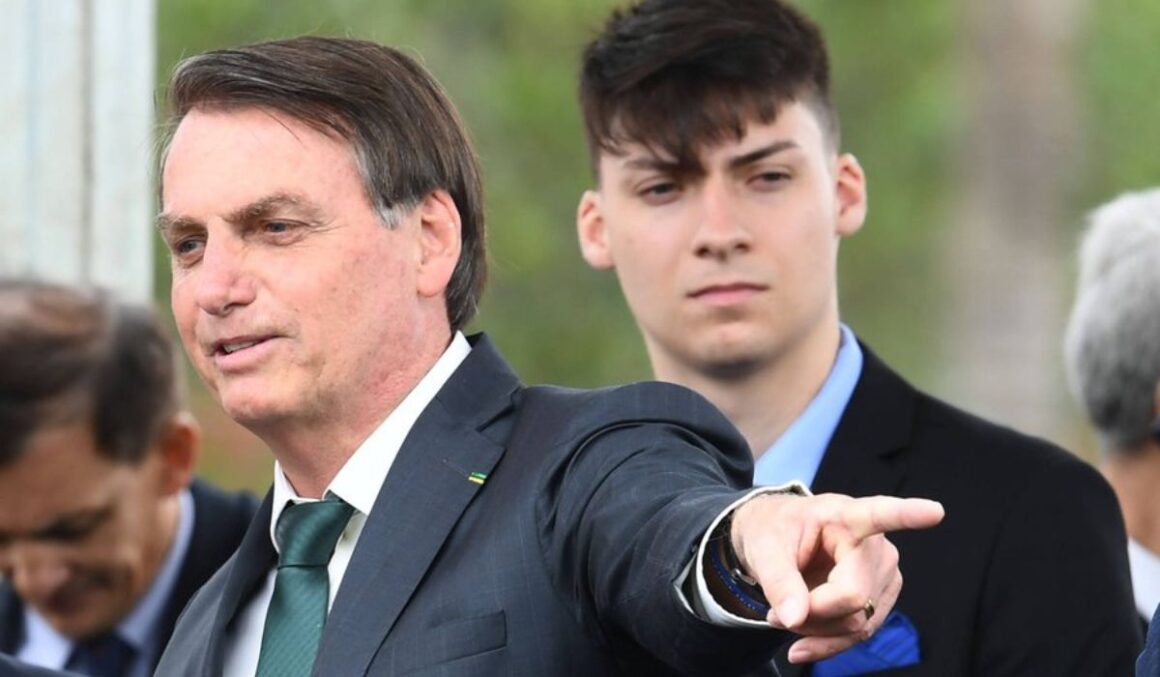 Filho de Bolsonaro, Jair Renan ganha cargo de 9,5 mil no Senado