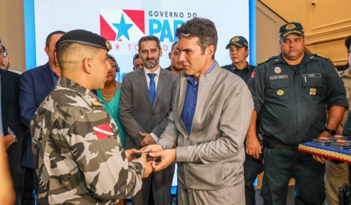 Governador Helder Barbalho, do MDB, condecora policiais que atuaram em sequestro em Belém