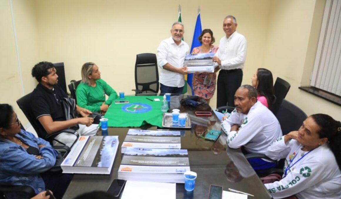Prefeito Edmilson Rodrigues e cooperativas debatem expansão e melhoria da coleta seletiva em Belém