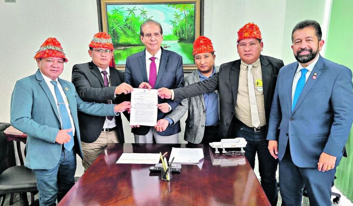 Jader Barbalho recebe demandas dos vereadores indígenas de Jacareacanga