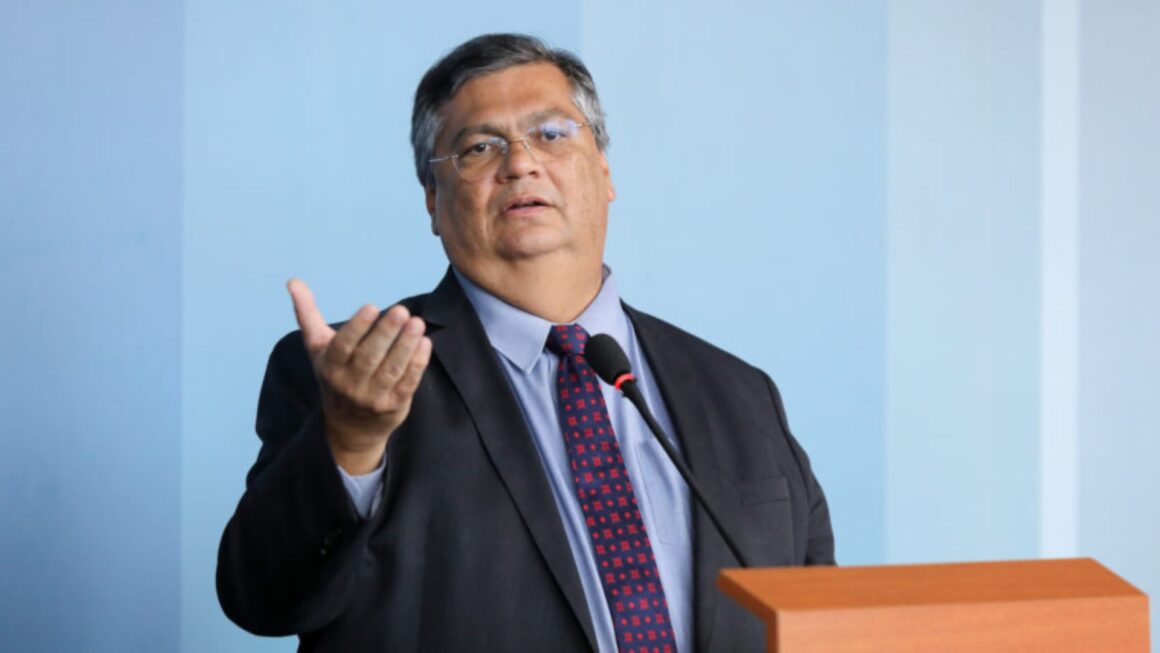 Presidente de comissão chama Dino de 'despreparado' e 'arrogante'