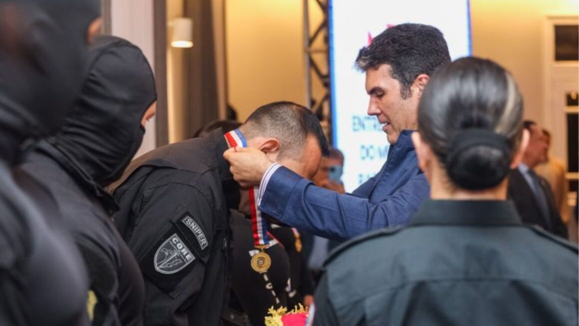 Governador Helder Barbalho condecora policiais civis que atuaram em Operação no Rio de Janeiro
