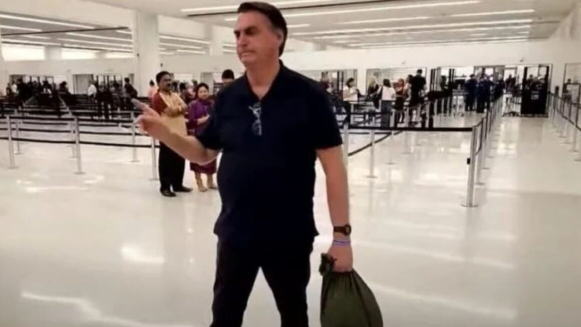 Bolsonaro deixa aeroporto de Brasília escoltado pela PF e sem falar com apoiadores
