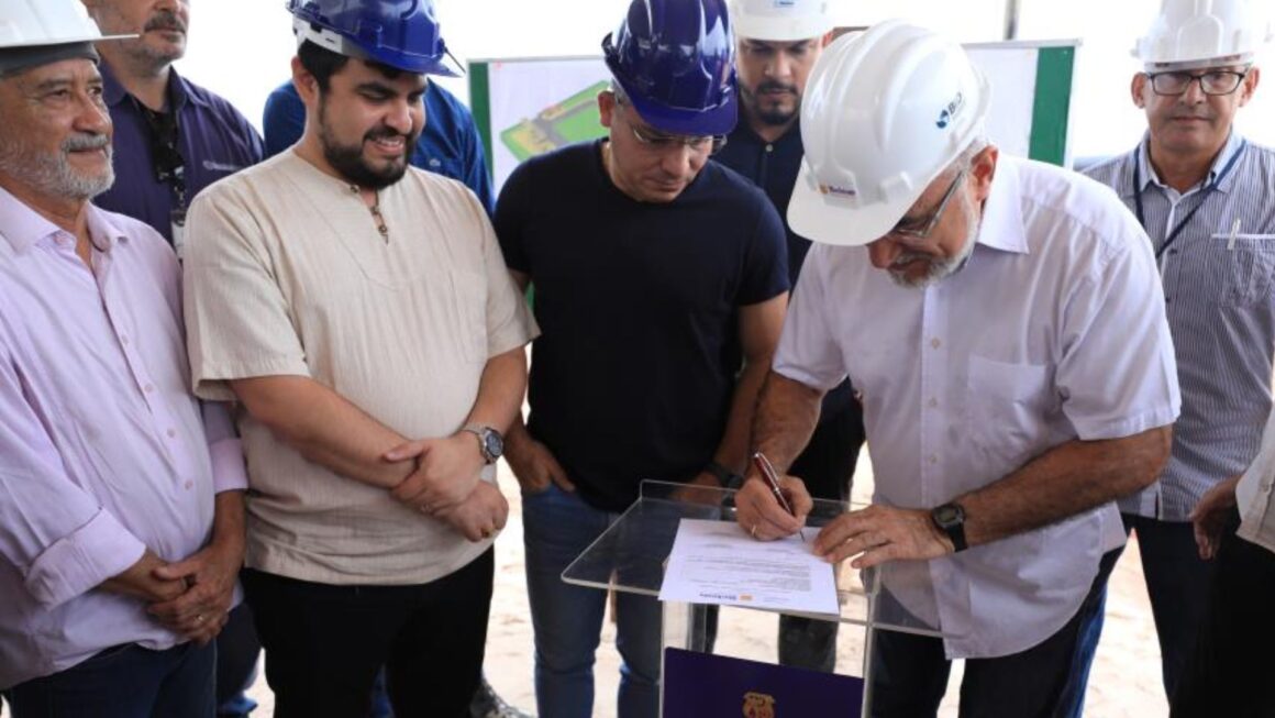 Edmilson Rodrigues assina ordem de serviço para obras de construção da Estação de Tratamento de Esgoto da Estrada Nova