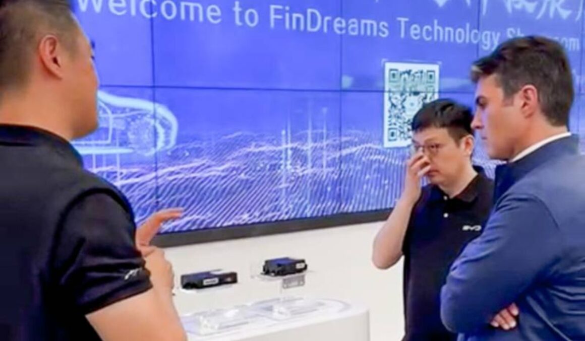 Na China, Helder Barbalho visita fábrica de veículos com energia limpa