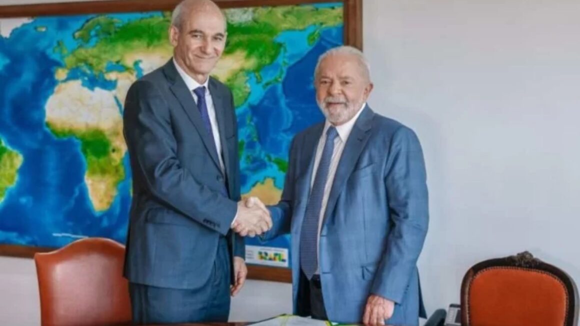 Em cerimônia fechada, Lula empossa general Amaro como ministro do GSI