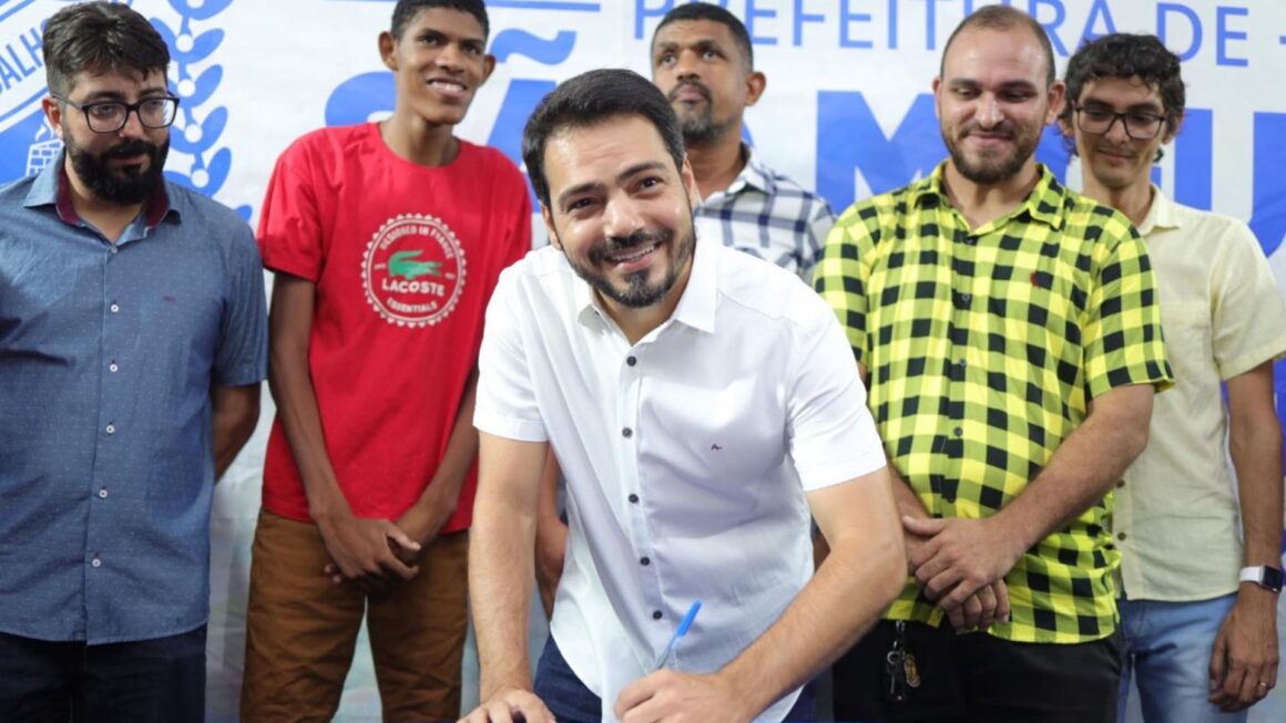 Prefeito Eduardo Pio X assina Ordem de Serviço para reconstrução da Praça Andraci Viana Carvalho, em São Miguel do Guamá