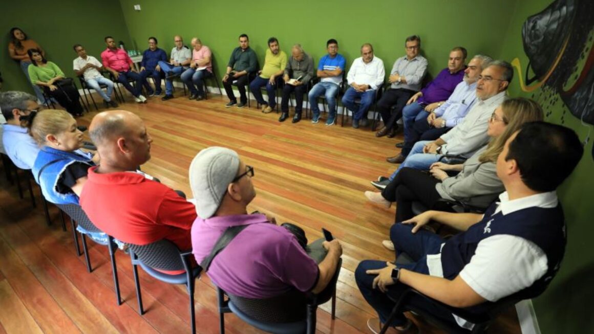 Prefeito Edmilson Rodrigues reúne com lojistas e ambulantes do centro comercial de Belém para debater políticas de reordenação da área