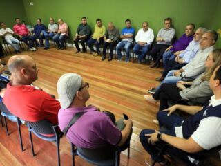 Prefeito Edmilson Rodrigues reúne com lojistas e ambulantes do centro comercial de Belém para debater políticas de reordenação da área