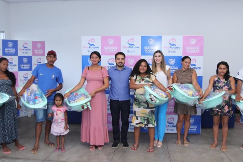 Projeto ProFuturo: Prefeito Eduardo Pio X e a primeira-dama Hevelin Lima entregam kit Maternidade para gestantes de São Miguel do Guamá