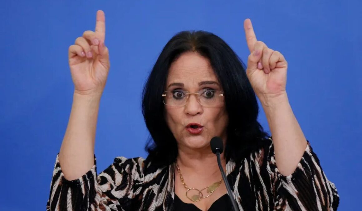 Damares diz que vai orar por Zanin, indicado por Lula para vaga no STF